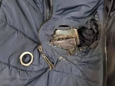 Уламок застряг у пальто: у Дніпрі через ракетну атаку поранено працівницю мерії - Філатов