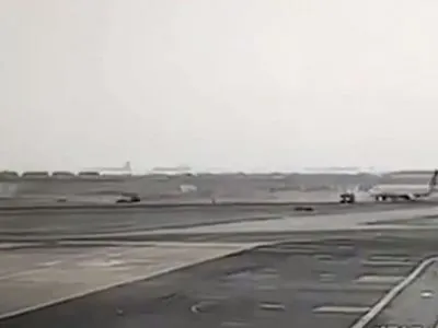 В аэропорту Перу взлетавший самолет столкнулся с проезжавшей мимо машиной