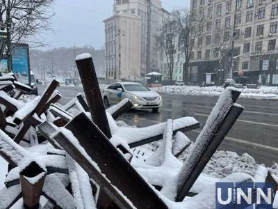 Киев засыпает снегом: на дорогах, мостах и тротуарах работает спецтехника