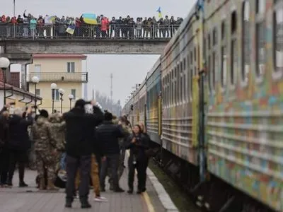 Впервые с 24 февраля в Херсон прибыл поезд. Его встречали аплодисментами и криками "Слава Украине!"