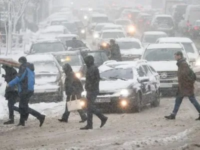 Непогода: киевлян призвали без надобности не выезжать в город и не парковать авто на обочинах дорог