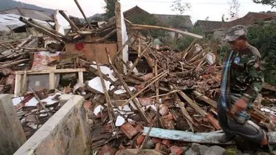 Число погибших в результате землетрясения в Индонезии выросло до 162 человек, большинство из них дети