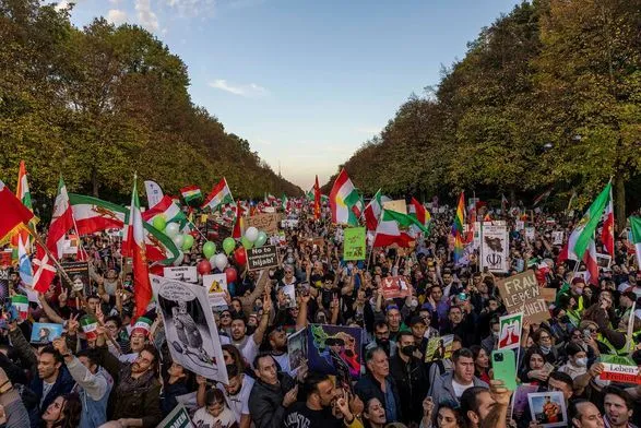 Іран намагається придушити протести смертними вироками - активісти