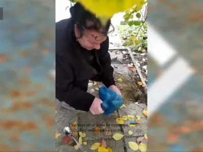 Жительница Херсона прятала украинский флаг под брусчаткой