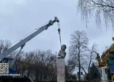 Пушкинопад продолжается: бюст русского поэта снесли в Кременчуге