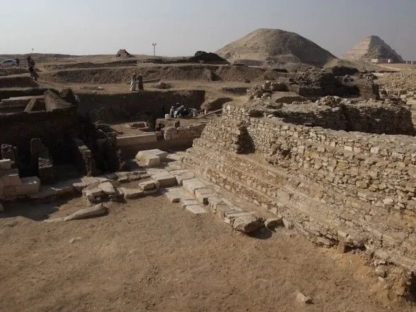 sotni-mumiy-ta-piramidu-nevidomoyi-tsaritsi-rozkopali-bilya-grobnitsi-tutankhala