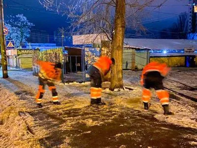 После дождей и мокрого снега ударили морозы: киевлян предупредили о сложностях на дорогах
