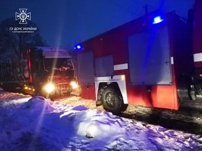 Житомирщину замело снігом: рятувальники показали наслідки негоди