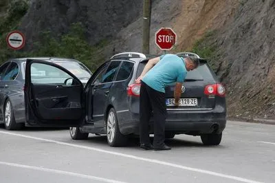 Косово призупиняє скандальну схему сербських автомобільних номерів