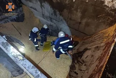 Засипало 50 тоннами зерна: на Хмельниччині загинув місцевий мешканець