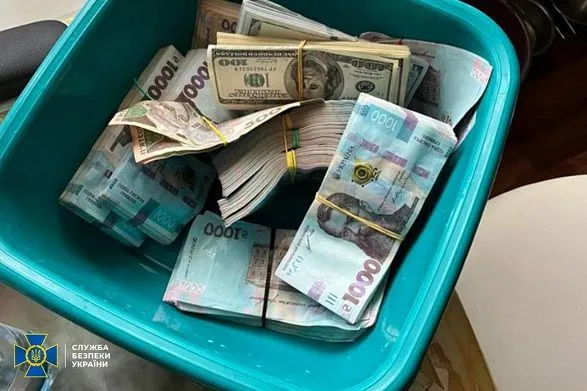 СБУ виклала фотозвіт з обшуків у Лаврі та приміщеннях УПЦ МП: знайшли мільйони готівки та "сумнівних" громадян рф