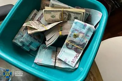 СБУ виклала фотозвіт з обшуків у Лаврі та приміщеннях УПЦ МП: знайшли мільйони готівки та "сумнівних" громадян рф