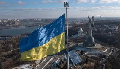 Головний стяг України приспускають через негоду