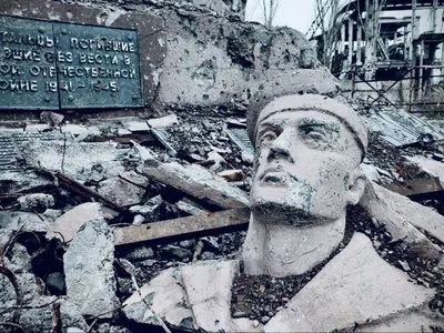 Настоящее отношение россиян к истории: в Мариуполе показали руины памятника погибшим Азовстальцам во время Второй мировой