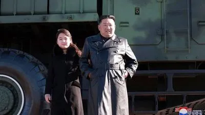 Дочь северокорейского лидера Ким Чен Ына снова появилась на публике, разогревая споры о преемственности – аналитики