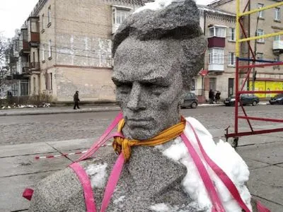 В Хмельницкой области демонтировали памятник коммунисту Островскому