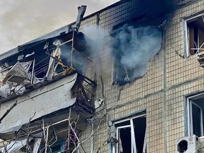 Оккупанты снова обстреляли Никополь: есть пострадавший, повреждены жилые дома и ЛЭП
