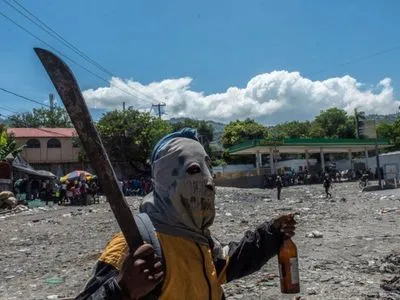 На Гаїті озброєні банди вбили 12 людей і спалили будинки