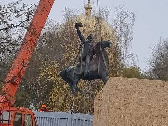 В Одесской области демонтировали памятник Суворову