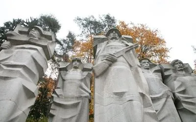 У Литві почали зносити радянські скульптури на цвинтарі