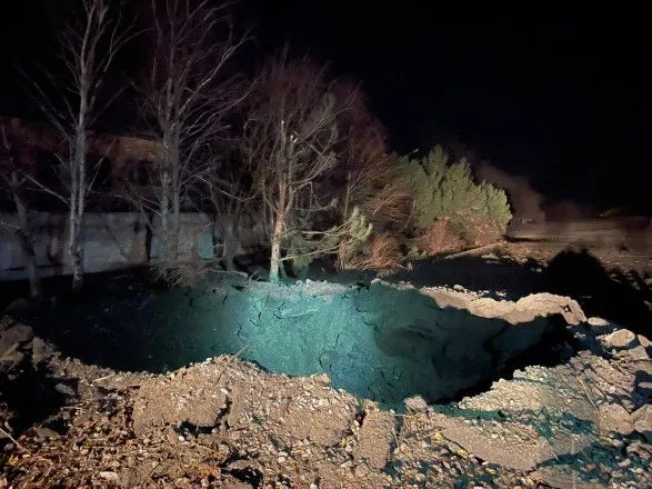 Зруйновані дахи та вибиті шибки: окупанти вночі обстріляли Запорізький район