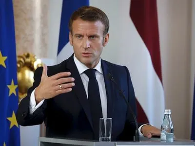 Макрон назвав "капітуляційними" заяви Ле Пен щодо нестачі у Франції зброї після допомоги Україні
