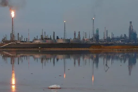 Найбільший нафтопереробний завод Венесуели зупинив виробництво бензину
