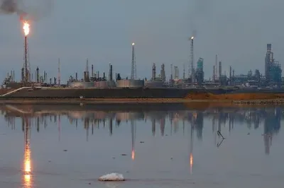 Найбільший нафтопереробний завод Венесуели зупинив виробництво бензину