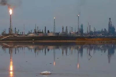 Крупнейший нефтеперерабатывающий завод Венесуэлы остановил производство бензина