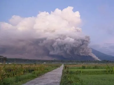 В Индонезии "проснулся" вулкан Семеру: сотни людей эвакуировали