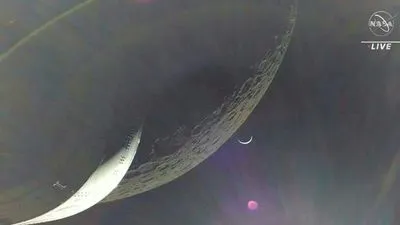 Космічний корабель NASA "Оріон" облетів Місяць і прямує на Землю
