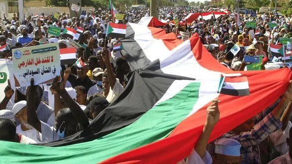 sudanski-viyskovi-ta-tsivilni-grupi-pidpisali-ugodu-pro-pripinennya-krizi