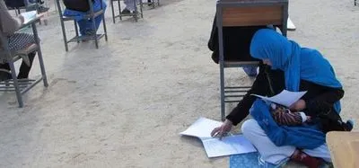 Таліби дозволили афганським дівчаткам складати випускні іспити в середній школі