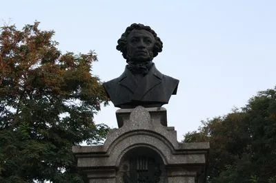 В Днепре памятники Пушкину, Ломоносову и Горькому отдадут "Зооконтролю"