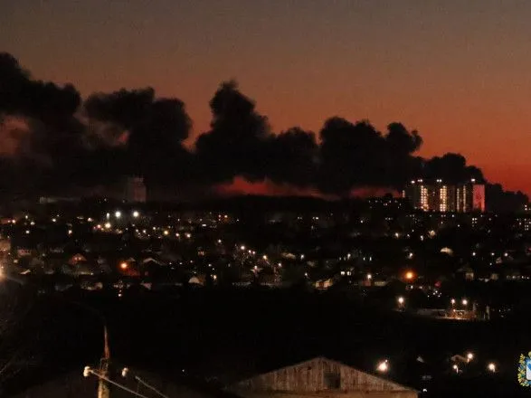 У російському курську безпілотник атакував аеродром, загорівся нафтонакопичувач