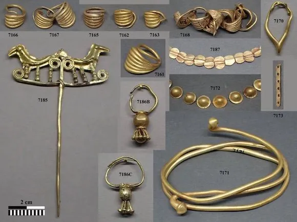 Ученые представили золотые артефакты древних городов Трои