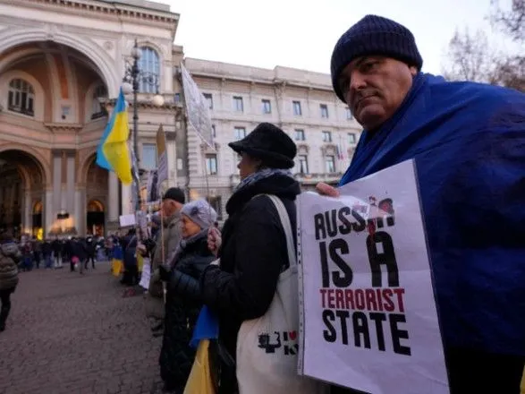 "Ла Скала" открыла сезон российской оперой: под театром украинцы провели протест