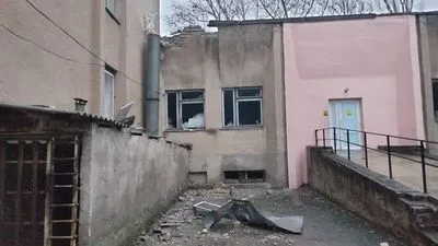 Окупанти обстріляли лікарню в Херсоні: пошкоджено дитяче відділення та морг