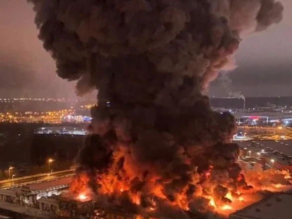 Масштабна пожежа у московському ТЦ: оприлюднили ексклюзивні кадри початку НП