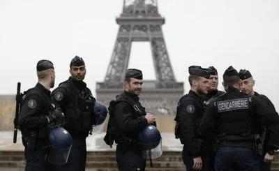 После победы Марокко и Франции на ЧМ-2022 фанаты вышли праздновать победу в центре Парижа: произошли столкновения с полицией