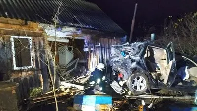 На Волыни легковушка въехала в жилой дом: водитель погиб