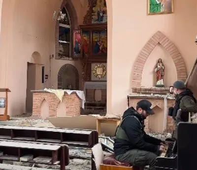 Під звуки вибухів: волонтер зіграв на фортепіано у розбитій церкві у Бахмуті