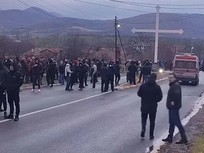 У Косово знову неспокійно: серби почали зводити барикади на дорозі Пріштіна - Лепосавич