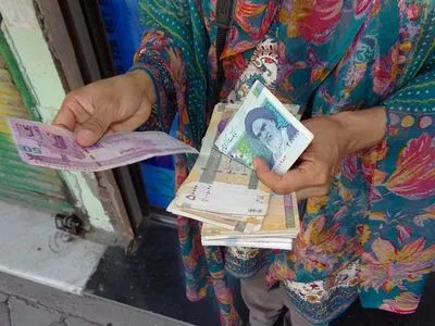 Валюта Ірану продовжує падати по відношенню до долара на тлі заворушень