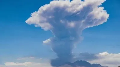 Проснулся вулкан Ласкар в чилийских Андах. Столб дыма и пепла достиг 6 км
