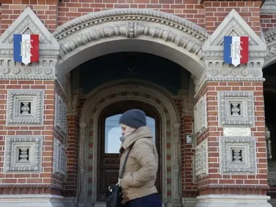 В посольство Франции в москве поступила посылка из Крыма с мертвой мышью и пауком