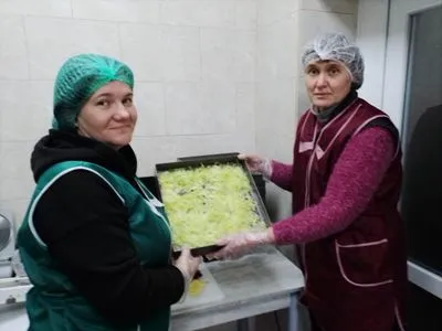 На Дніпропетровщині виготовляють ”сухий борщ” для захисників
