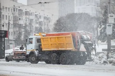Киев замело снегом: водителей просят не выезжать без надобности