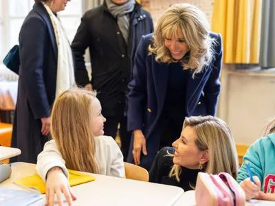 Елена Зеленская и Брижит Макрон посетили украинских детей во французской школе