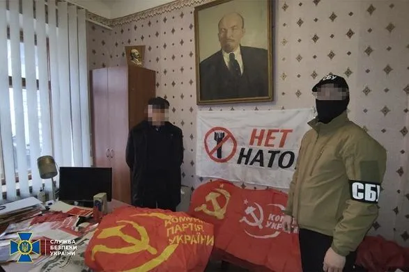 СБУ провела обыски у представителей запрещенных партий: нашли оружие, георгиевские ленты и российские флаги